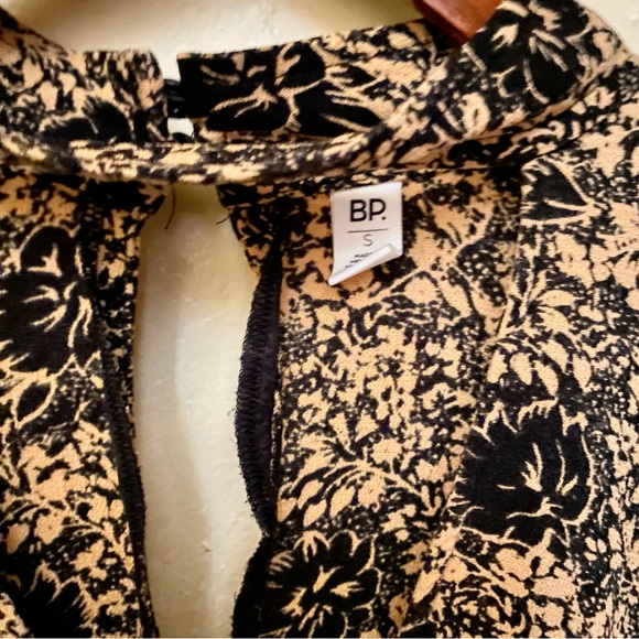 πͺΆ3/$35 Boho Double Ruffle Bell-Sleeve Keyhole Black & Tan Floral Print Blouse-S - Picture 4 of 14